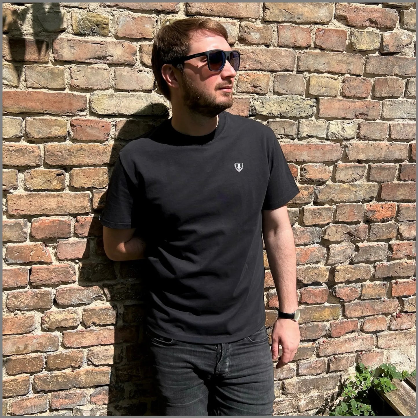 DACHS Unisex T-Shirt mit Badge – Schwarz
