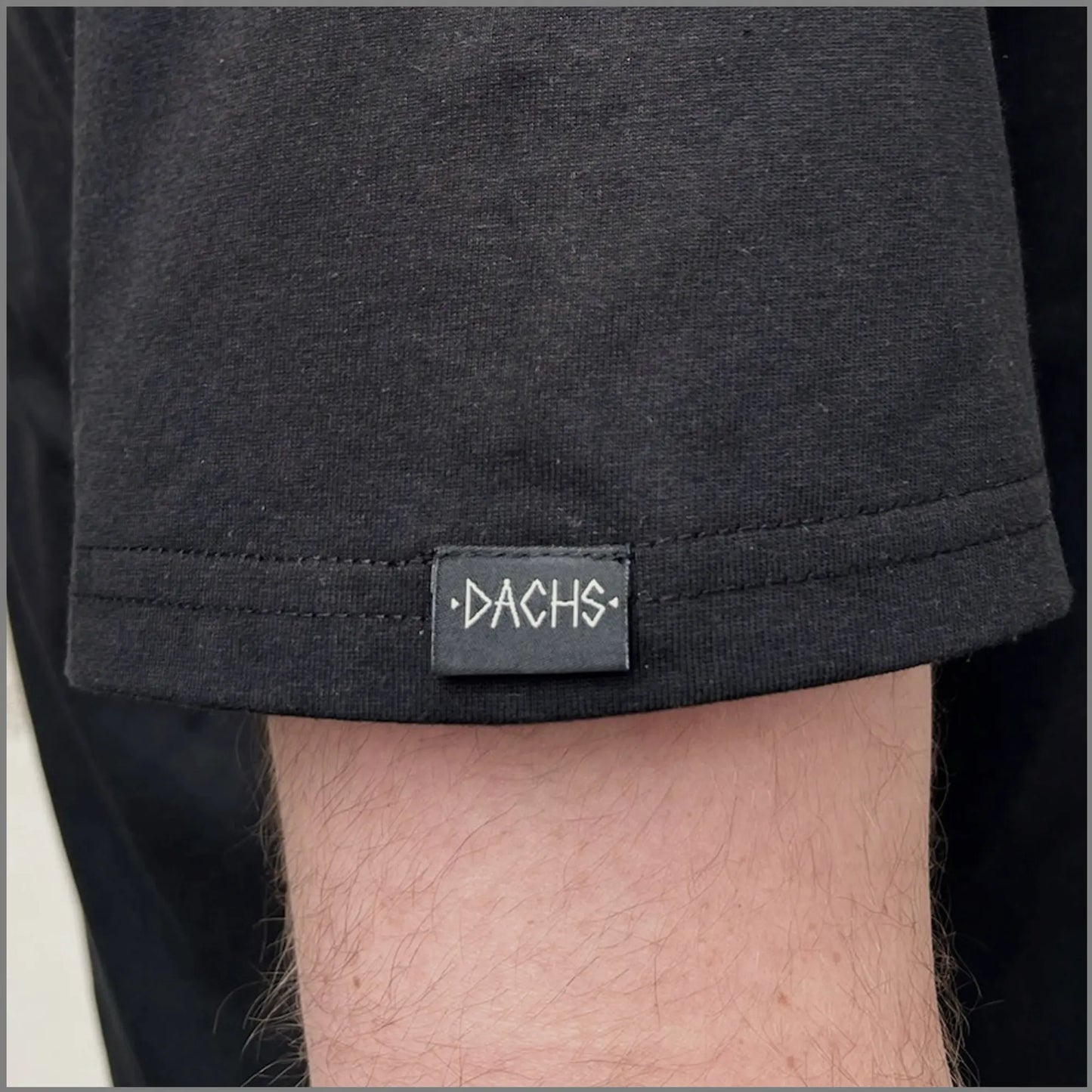 DACHS Unisex T-Shirt mit Badge – Schwarz