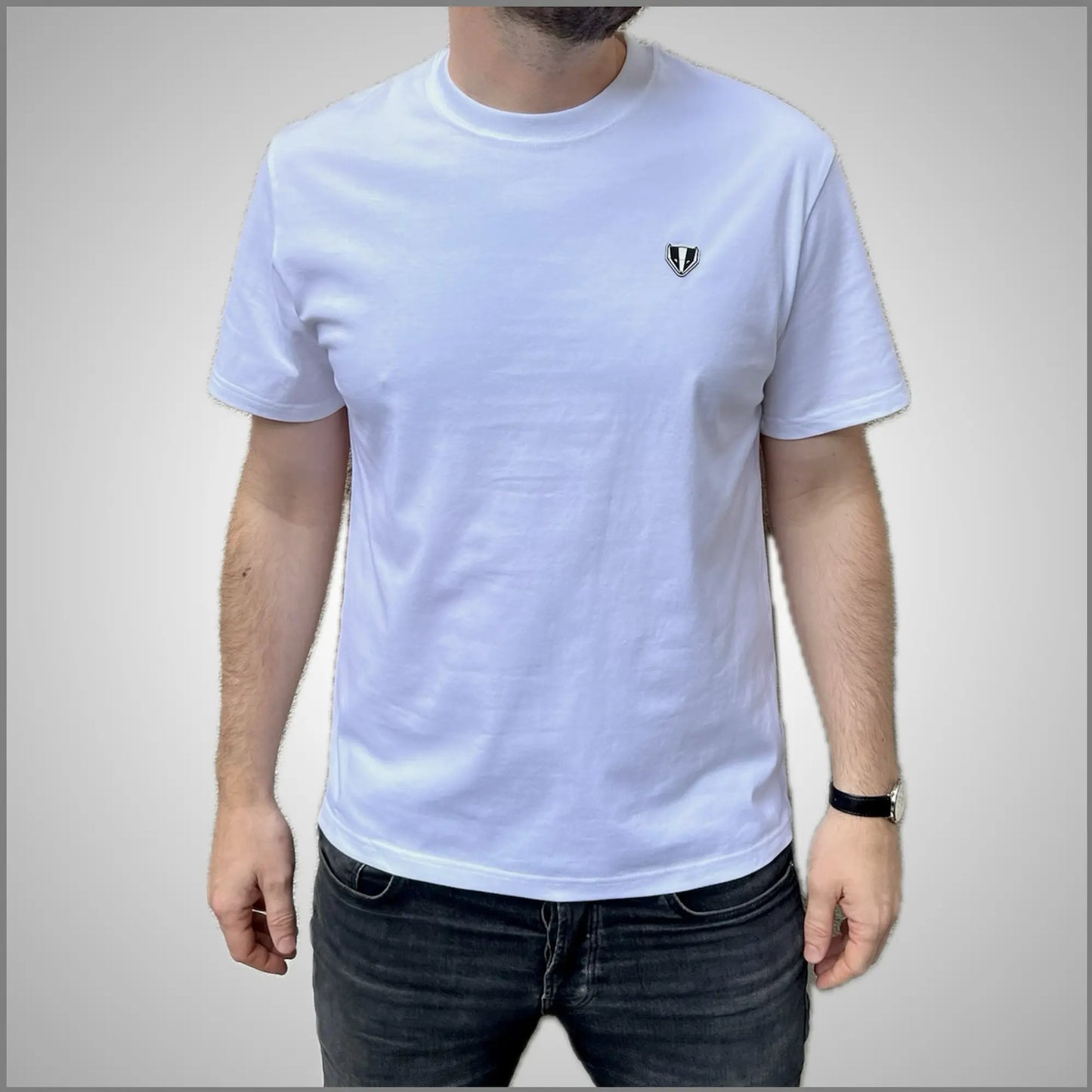DACHS Unisex T-Shirt mit Badge – Weiß