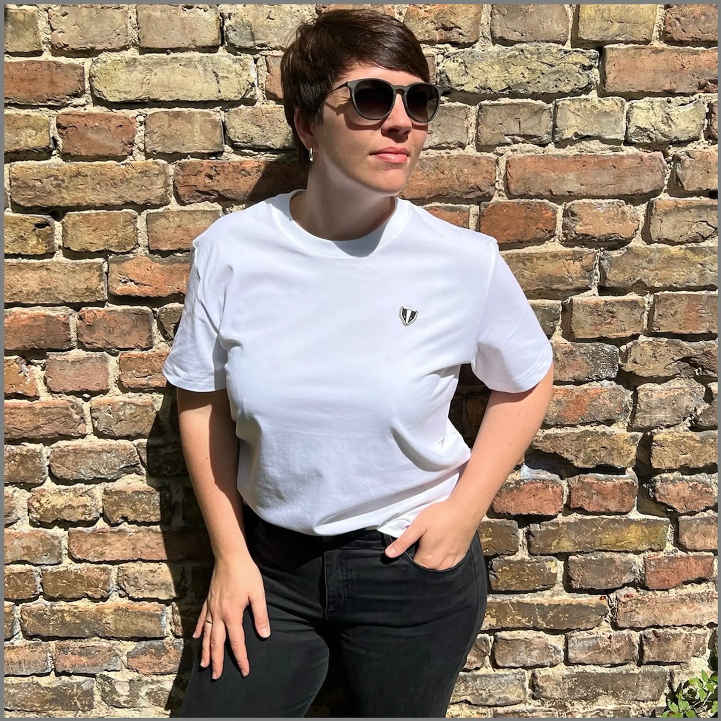 DACHS Unisex T-Shirt mit Badge – Weiß