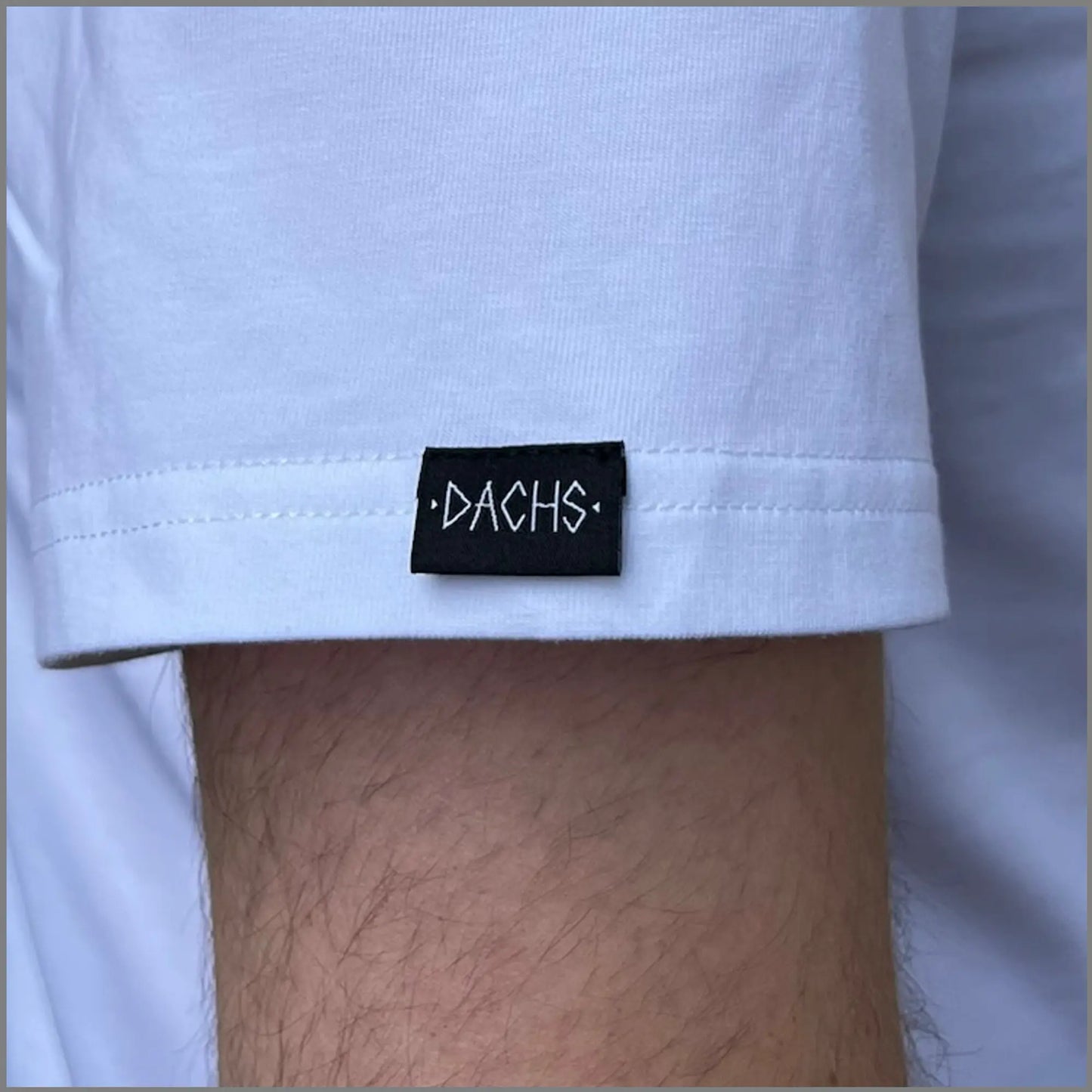DACHS Unisex T-Shirt mit Badge – Weiß