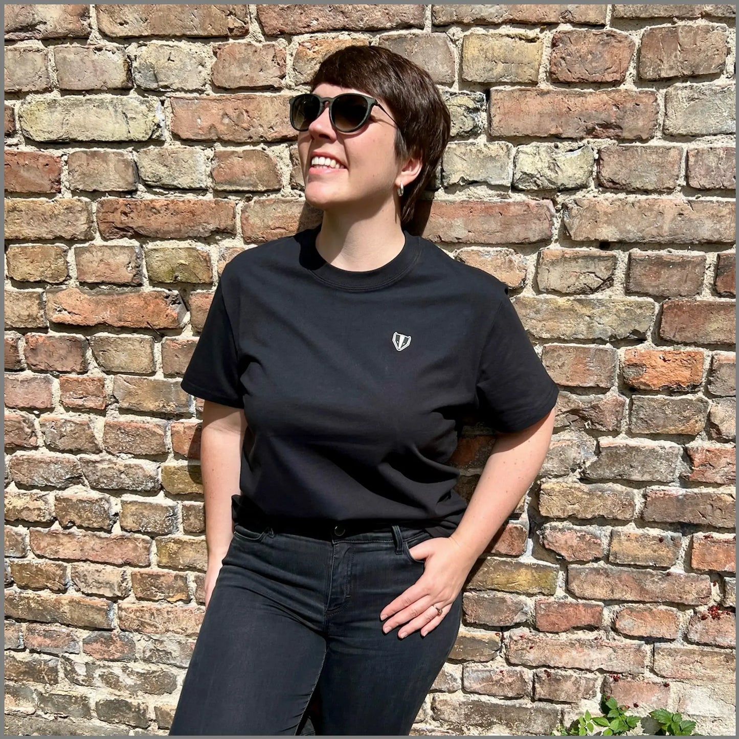 DACHS Unisex T-Shirt mit Badge – Schwarz