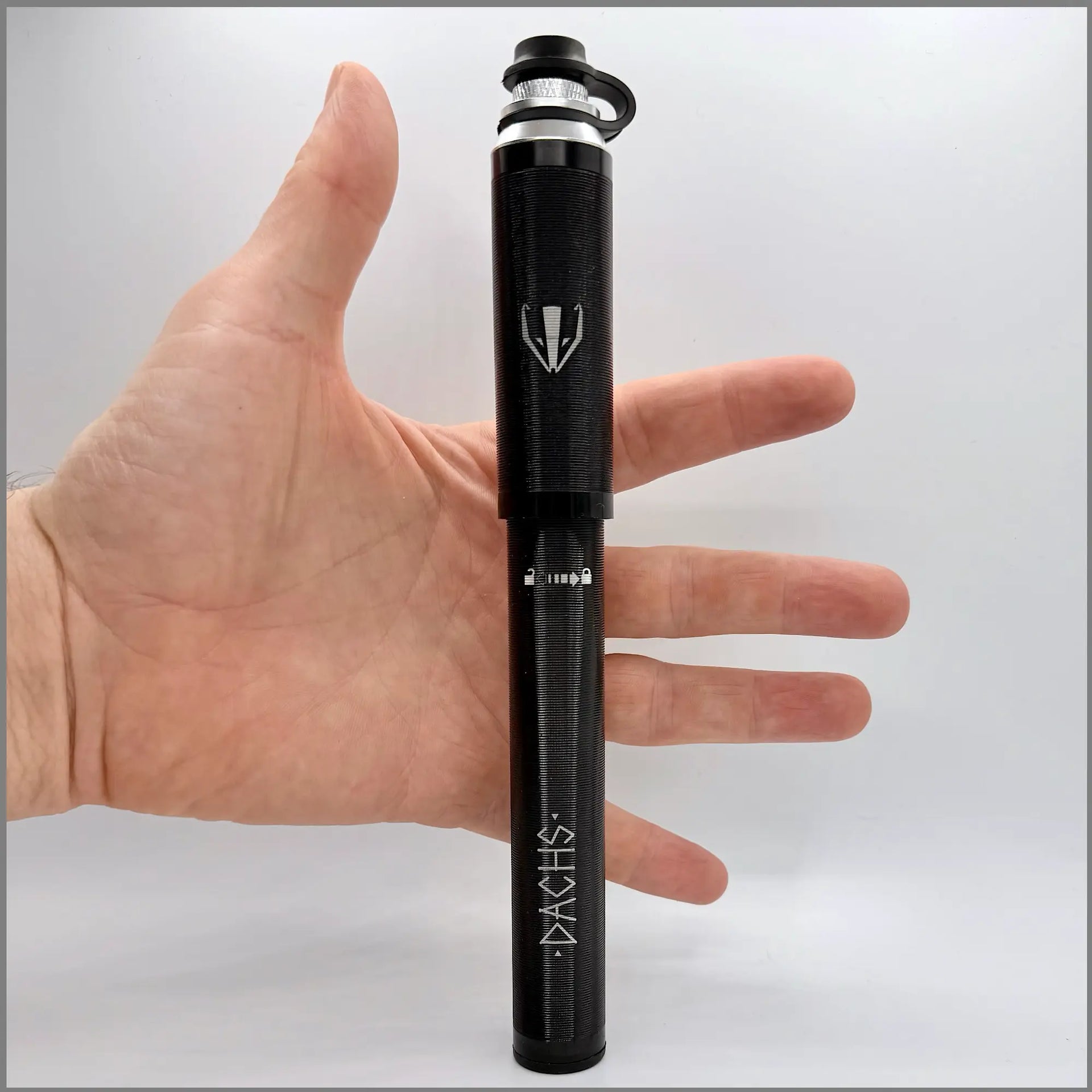 DACHS Gravelbike-Pumpe mit Manometer – Kompakte Fahrradpumpe mit Druck – Dachs Sport