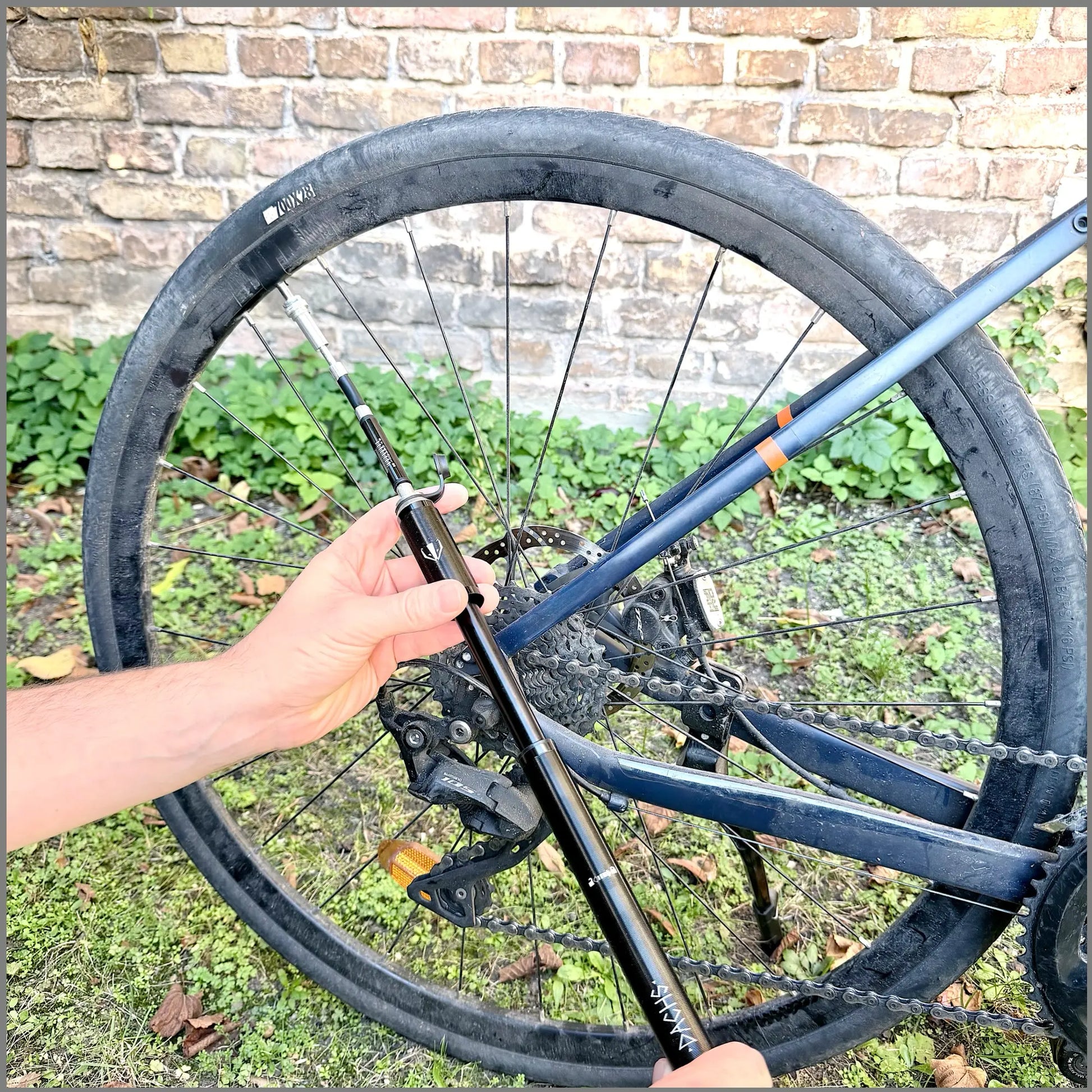 DACHS Gravelbike-Pumpe mit Manometer – Kompakte Fahrradpumpe mit Druck – Dachs Sport