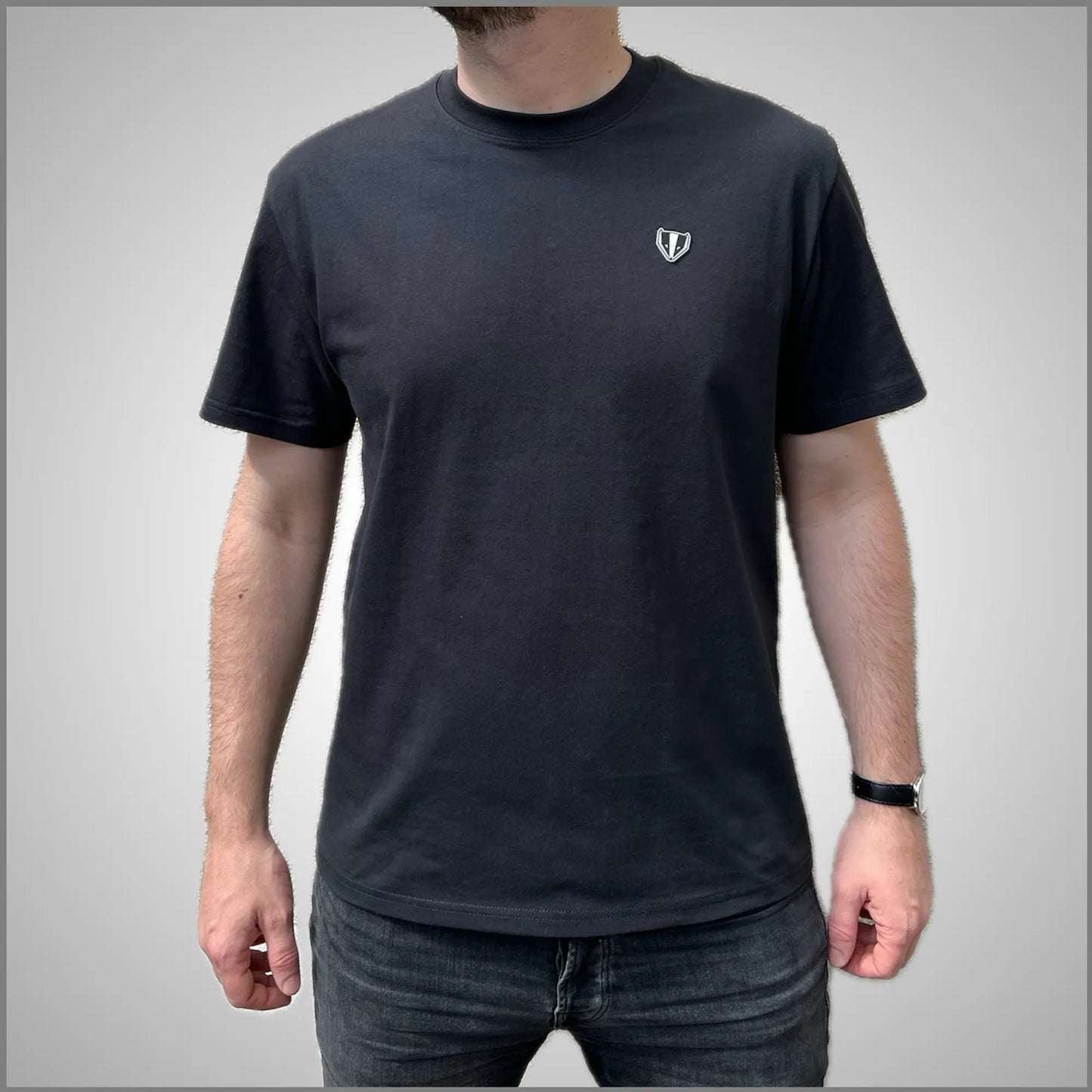 DACHS Unisex T-Shirt mit Badge – Schwarz